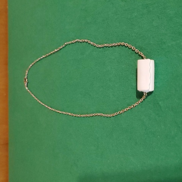 Toilet Tissue Necklace - Picture 2 of 3